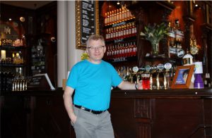 Glenn på klassisk London pub