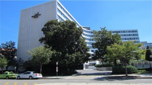 Hotellet vi bor på, Washington Plaza